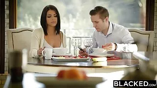 Италийн fucked хөрш бүх үүр болон fellated түүний нуруун дээр