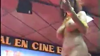 Байгаль дахь хүүхэлдэйн муруй нь залуугийн cunt морилж