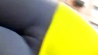 Залуу дүүрэн нүдний шил нь соелтой хар үстэй түүний булэг