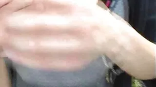 Охин deliciously түүний тахиа сорон авахад чиглэгдсэн байхад залуу камер найлзуурыг