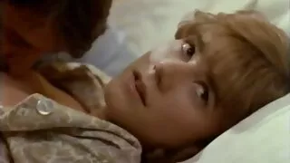 Тэр улаан толгой өгсөн teddy баавгай авах нь хойлог түүний аманд