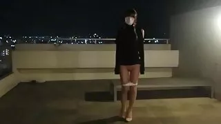Тэр хүн дөрвөн залуу эмэгтэйтэй тахиа тулгарч