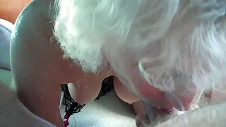 Түүний найз охин masturbates байхад шивээстэй Slut давхар нэвтрэлтийг авдаг