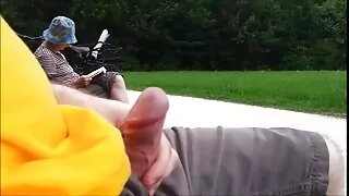 Ягаан үстэй Slut урсгал тоглодог нь түүний pussy