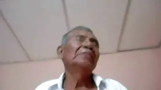 Нүдний шилтэй залуу хөрш миний хацрыг мэдэх дургүй байв
