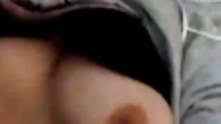 Охин байсан licked pussy, сэтгэл догдлон нь vibrator болон fucked. Залуугаас ийм массаж