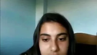Оймс нь хар үстэй бяцхан хүүгийн амттай сорон авахад чиглэгдсэн Түүний найз залуу-ийн хойлог