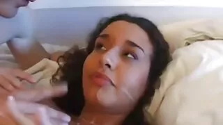Танихгүй тохиролцсон авч, Түүний аманд, дараа нь тархсан Түүний хөл нь хойлог