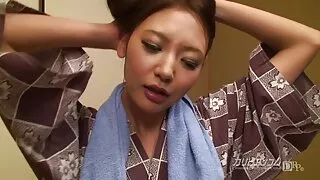 Тэр залуу сэтгэл дундуур биш үү, Түүний тахиа хөхөх тохиролцсон
