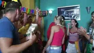 Watch мэхлэлт порно нөхөр fucks эхнэр найз байхад унтаж ойролцоо