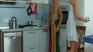 Би очиж хөрш, тэр тайлж түүний дотуур хувцас, тархсан Түүний хөл