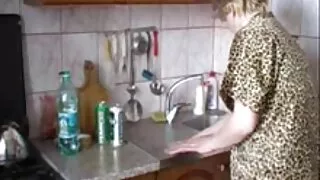 Нүдний шилтэй гоемсог эмч залуугийн том бэлэг эрхтэн дээр гараа шүүрэн авав